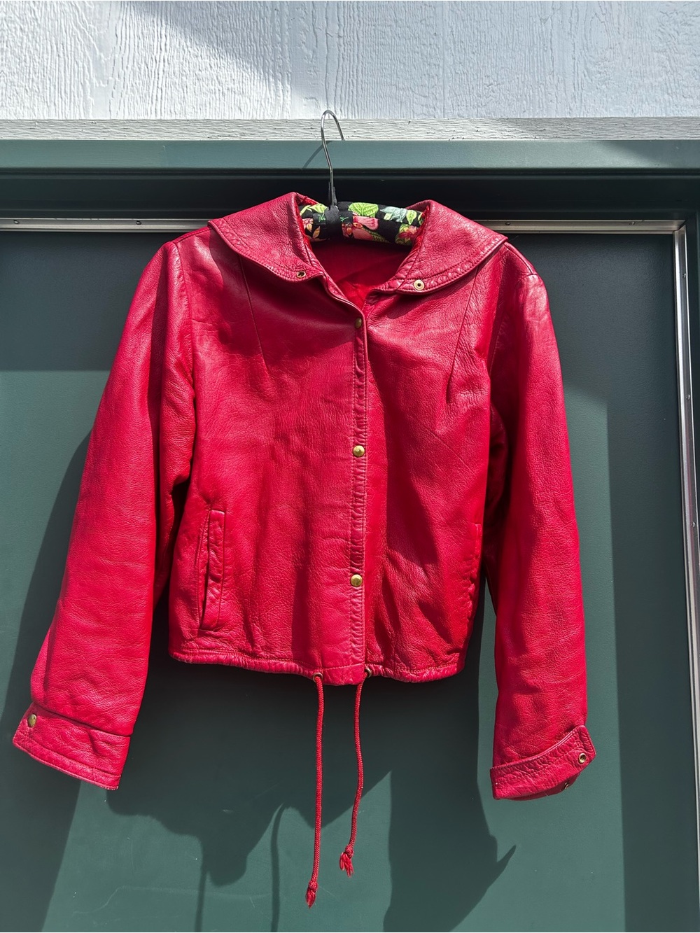 vintage 70s Women's Vibrant Red Leather Snap-Front Jacket